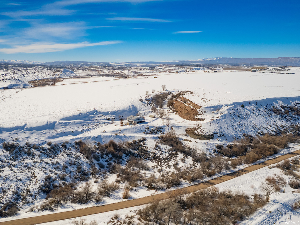 Snowy aerial view featuring a mountain view