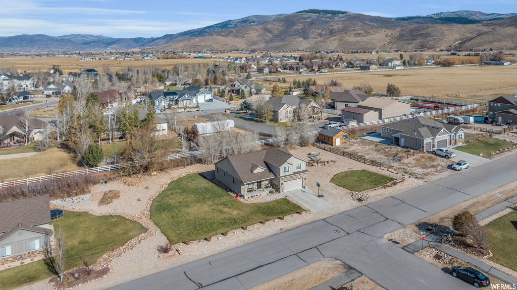 Aerial view with a mountain view