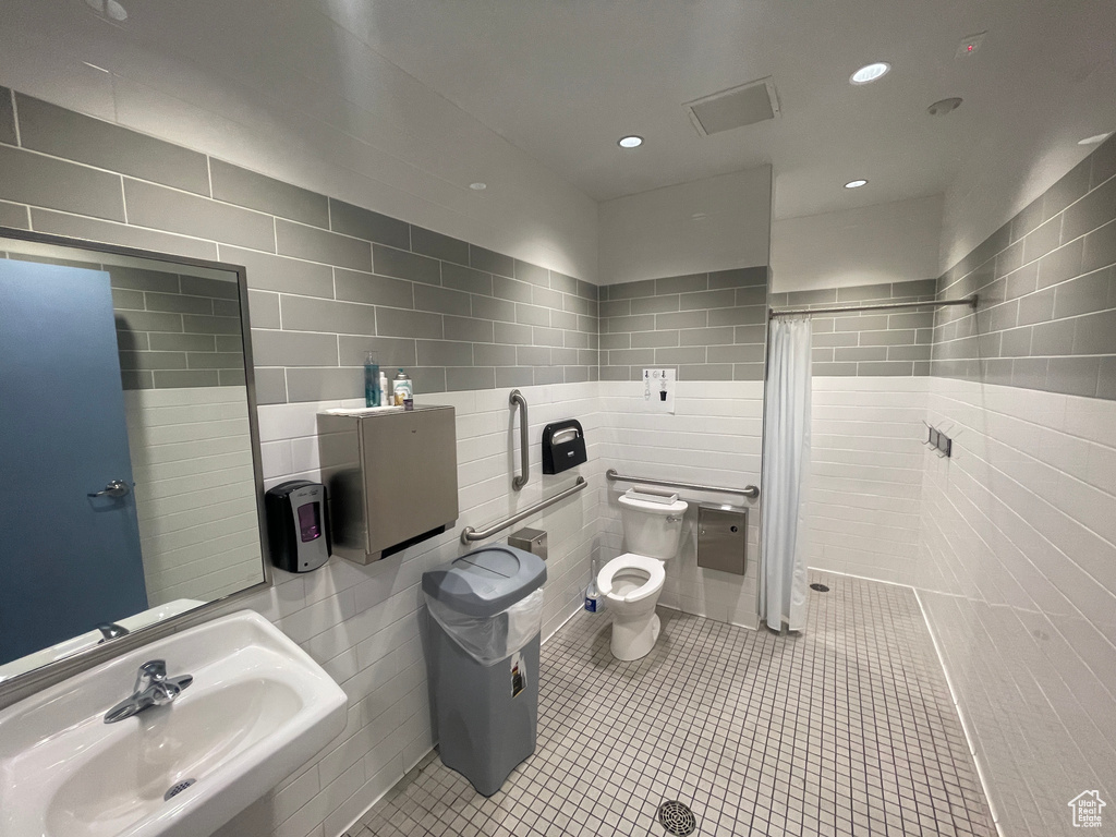 Full bath featuring tile walls, tile patterned floors, curtained shower, and recessed lighting