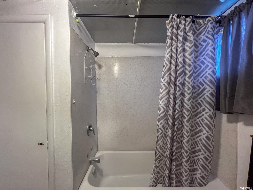 Bathroom with shower / bath combo