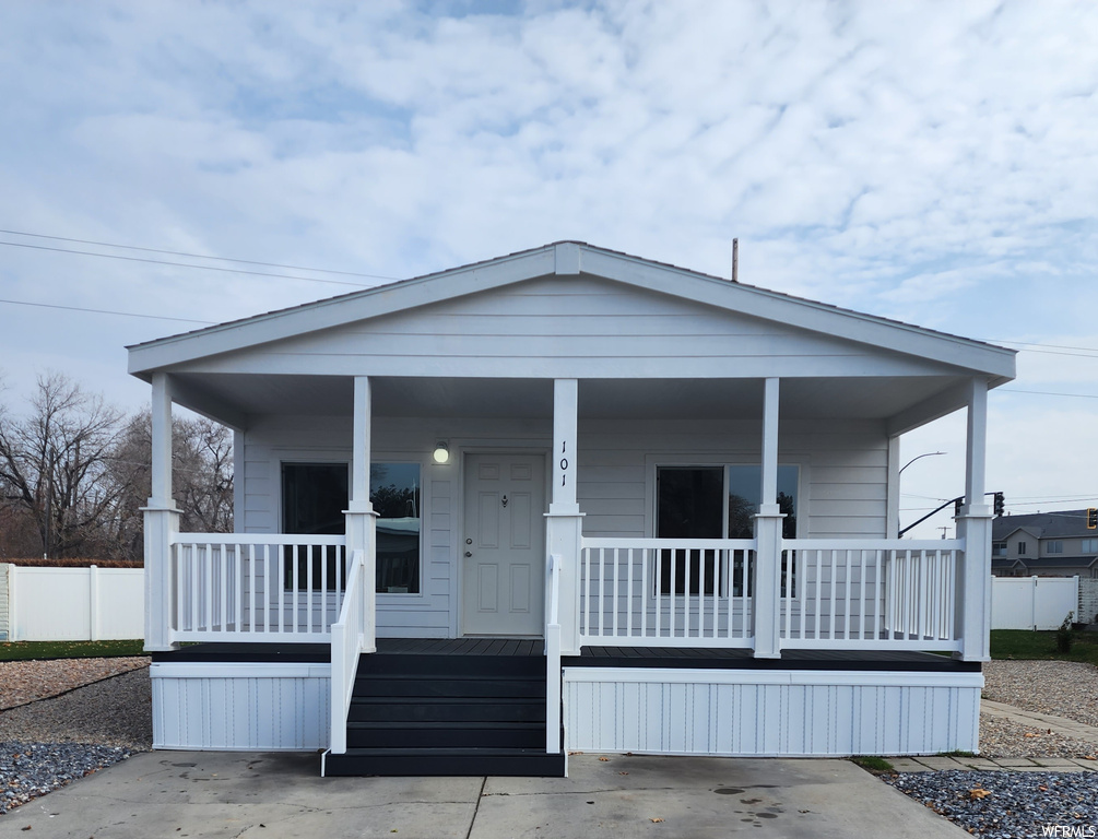 Manufactured / mobile home featuring a porch