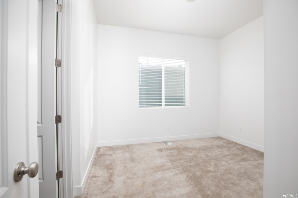Empty room with light carpet