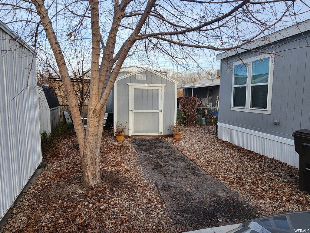 View of yard featuring a shed