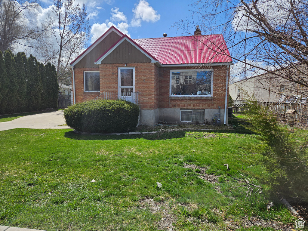 View of front facade featuring a front lawn