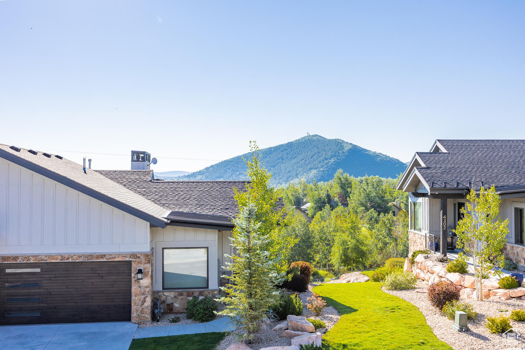 View of front of home featuring a front lawn and a mountain view