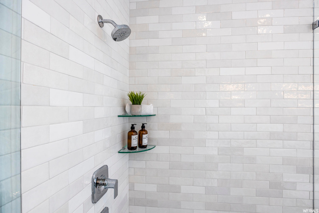 Details featuring tiled shower / bath combo