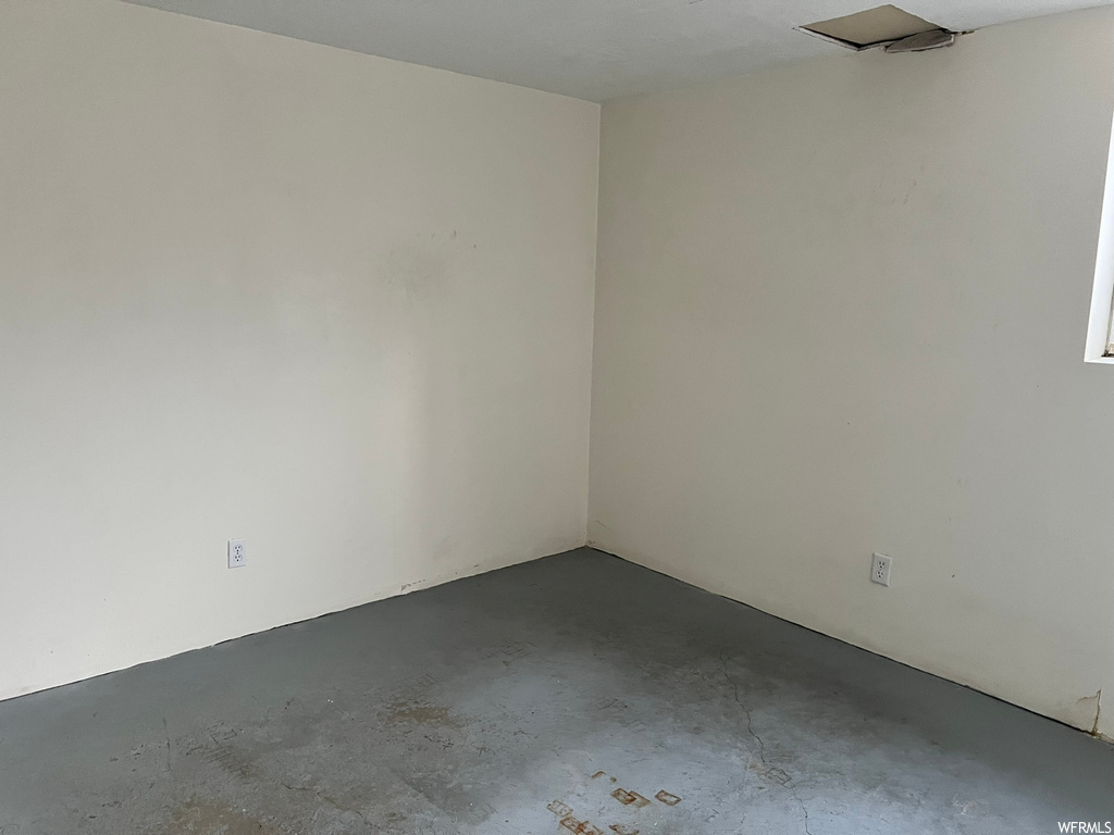 Empty room with concrete flooring