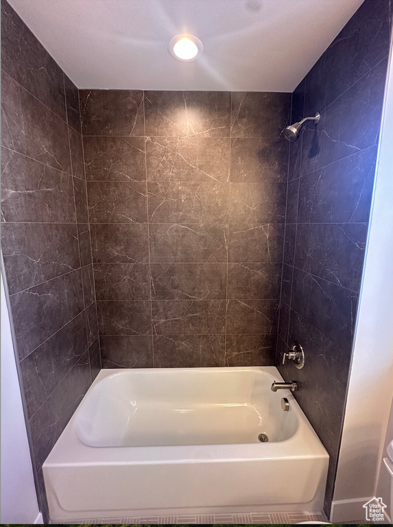 Bathroom featuring tiled shower / bath combo