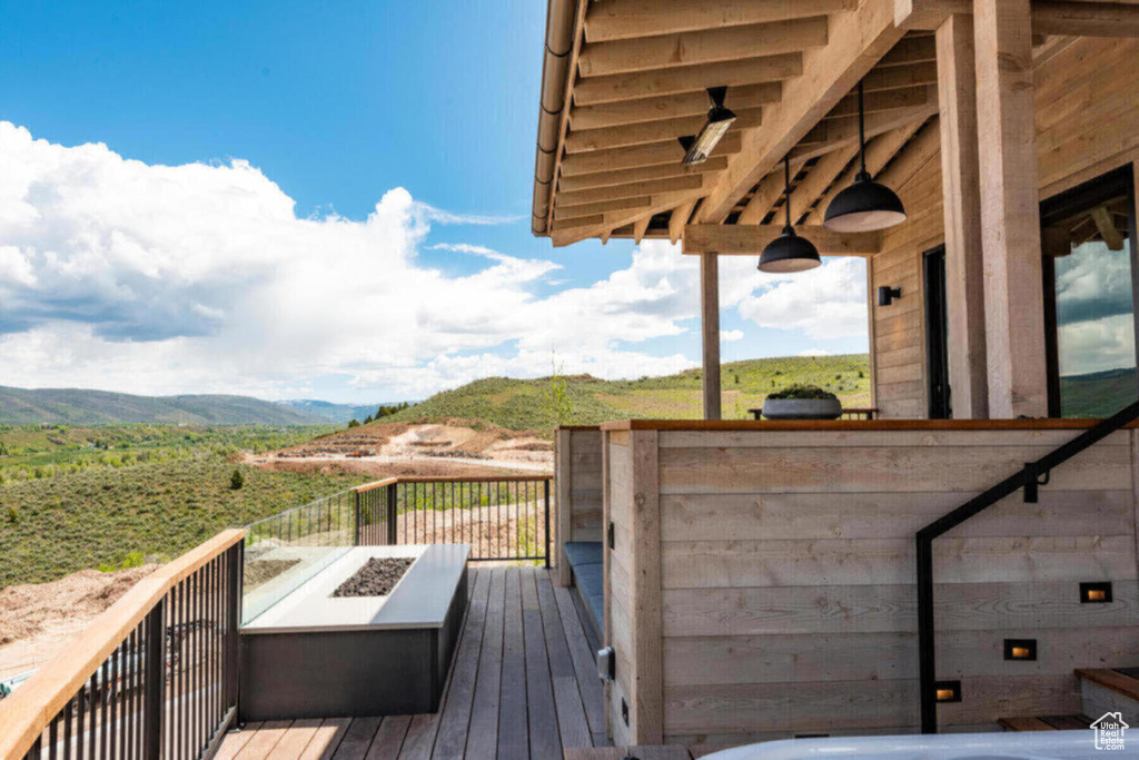 Wooden terrace with a fire pit and a mountain view