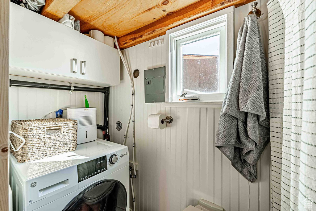 Laundry room with washer / clothes dryer