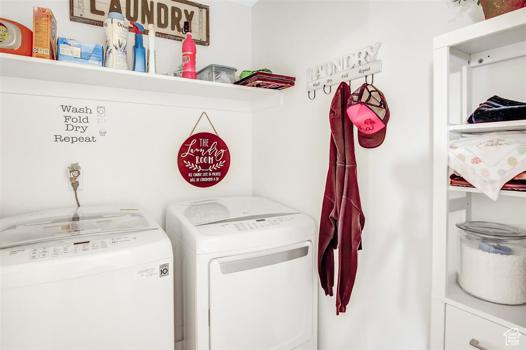 Laundry area with washing machine and dryer and ceiling fan