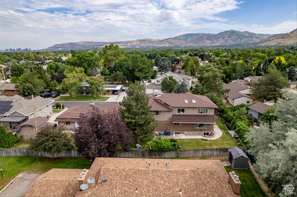Aerial view with a mountain view