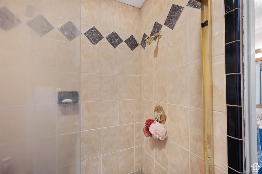 Bathroom featuring tiled shower
