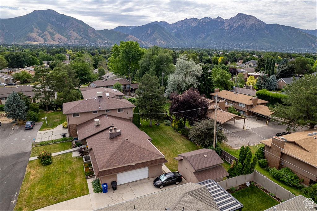 Drone / aerial view featuring a mountain view