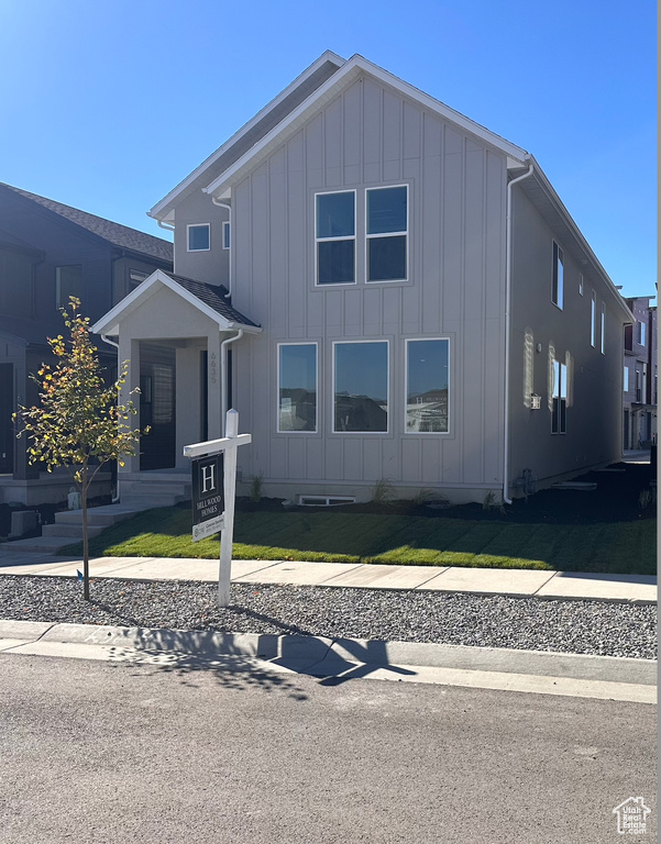 View of front of house featuring a front lawn