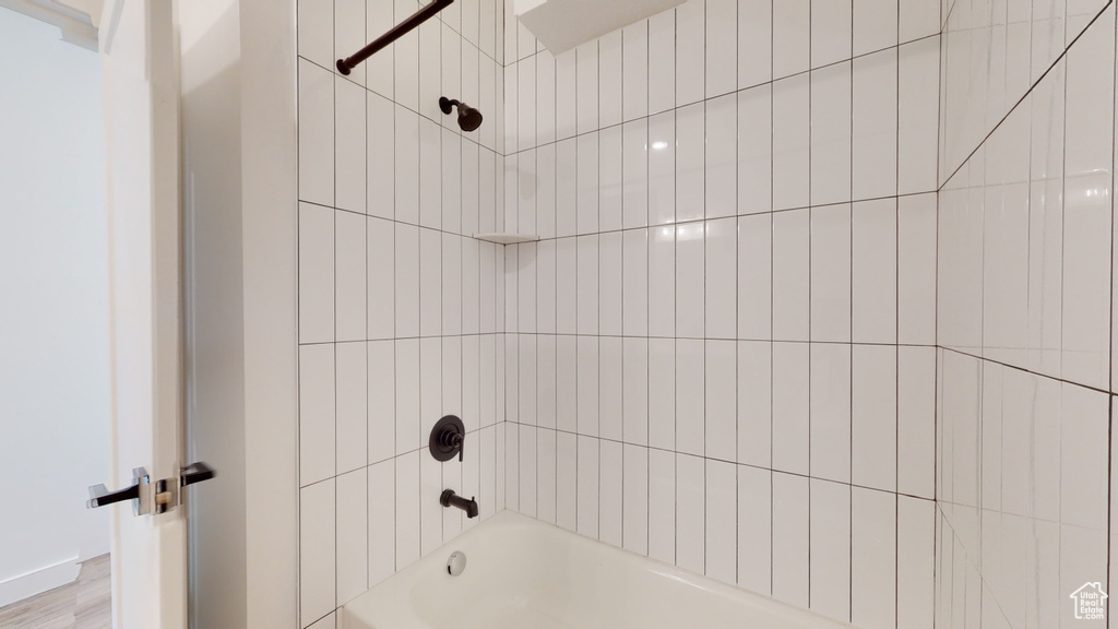 Bathroom with tiled shower / bath