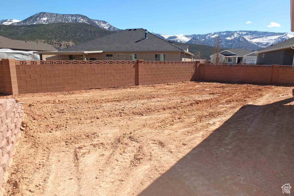 View of yard featuring a mountain view