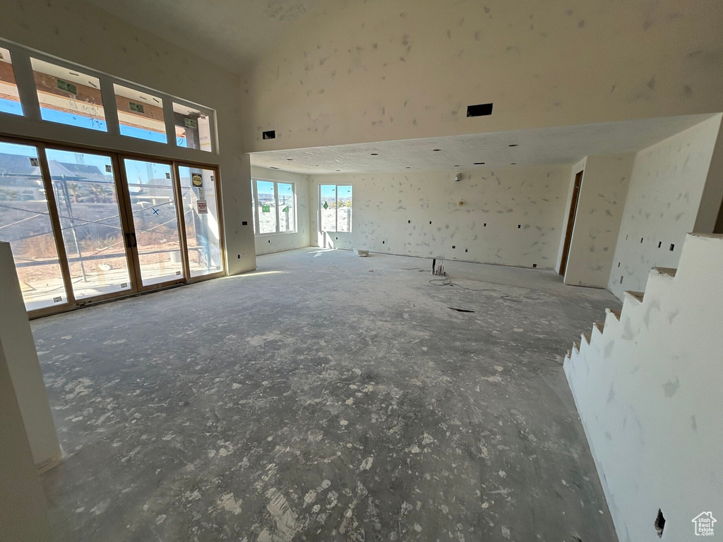 Unfurnished room with a mountain view and a high ceiling