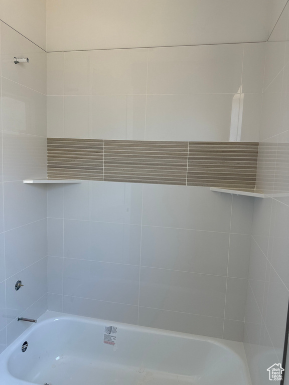 Bathroom with tiled shower / bath