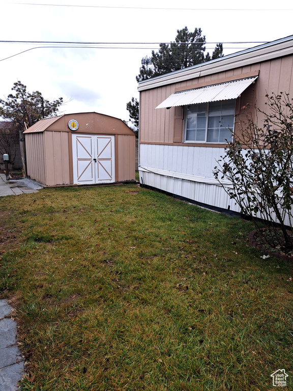 View of yard featuring a shed