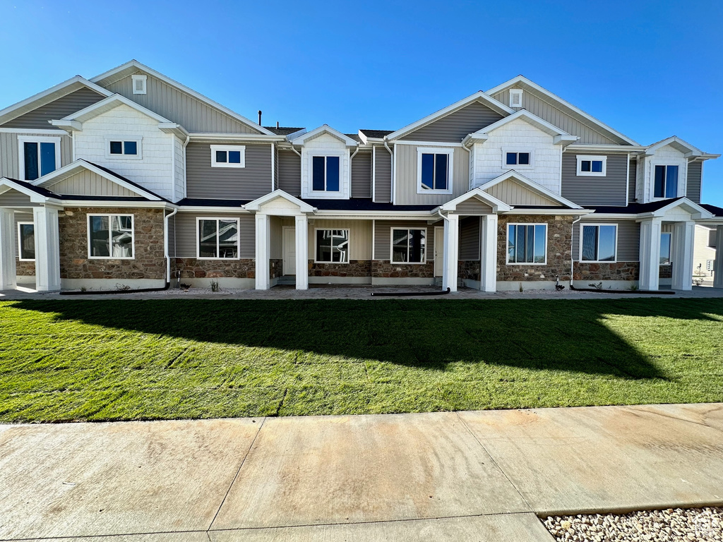 View of front of property featuring a front yard