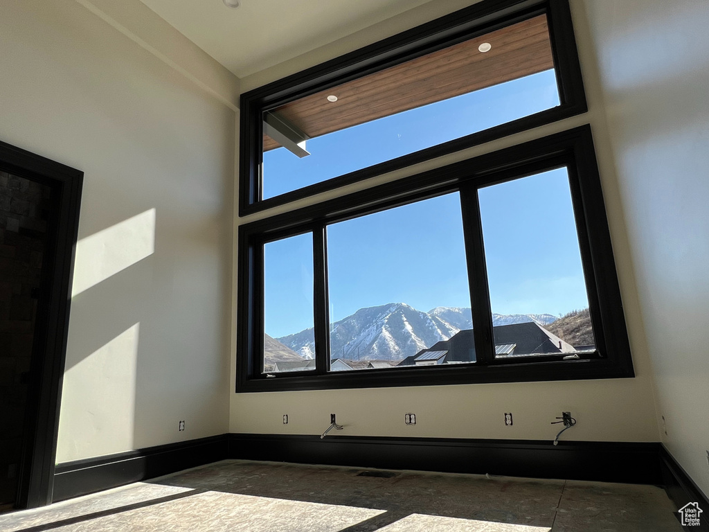 Unfurnished room with a mountain view