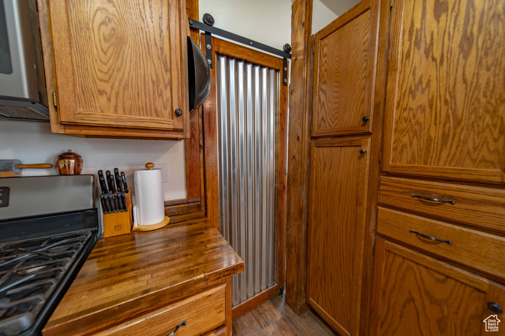 Interior space featuring a barn door, dark hardwood / wood-style floors, and range