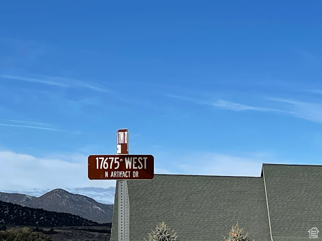 Community sign featuring a mountain view