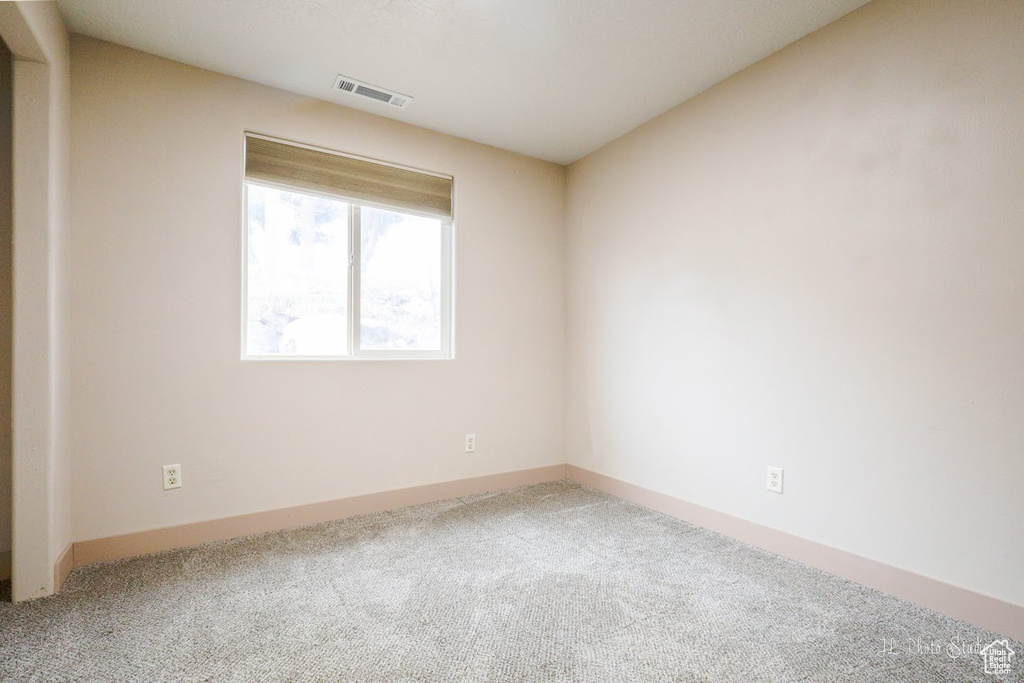 Empty room with light carpet