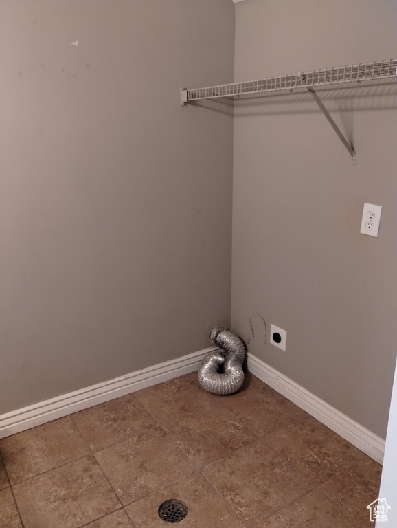 Laundry room with tile flooring and electric dryer hookup