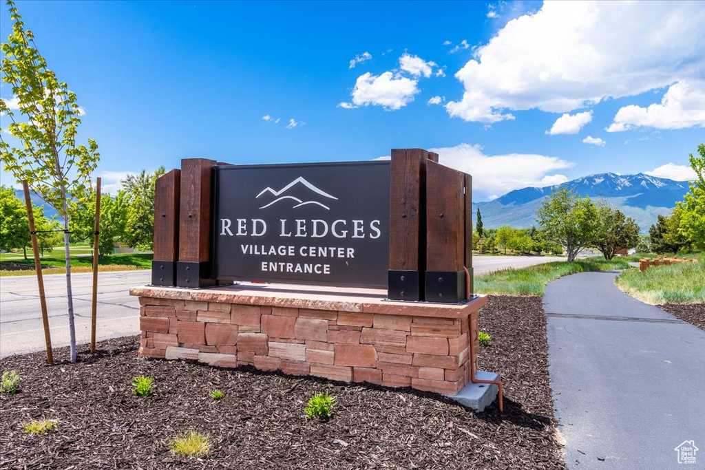 Community sign featuring a mountain view