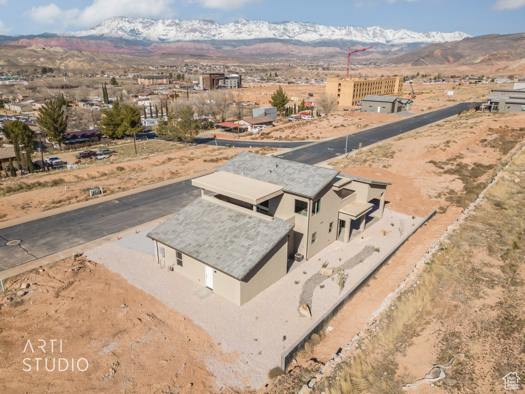 Aerial view with a mountain view