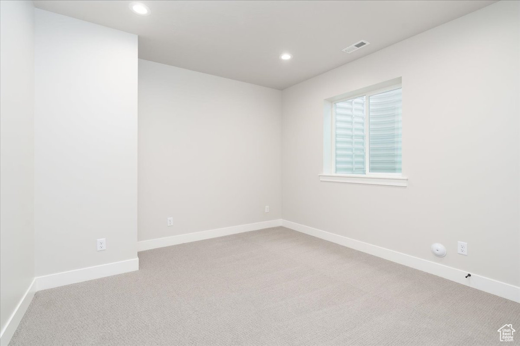 Empty room with light carpet