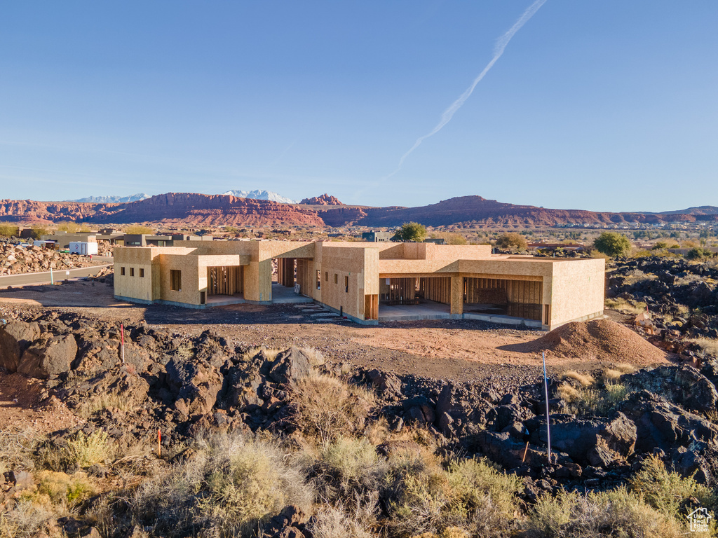 Pueblo-style home featuring a mountain view