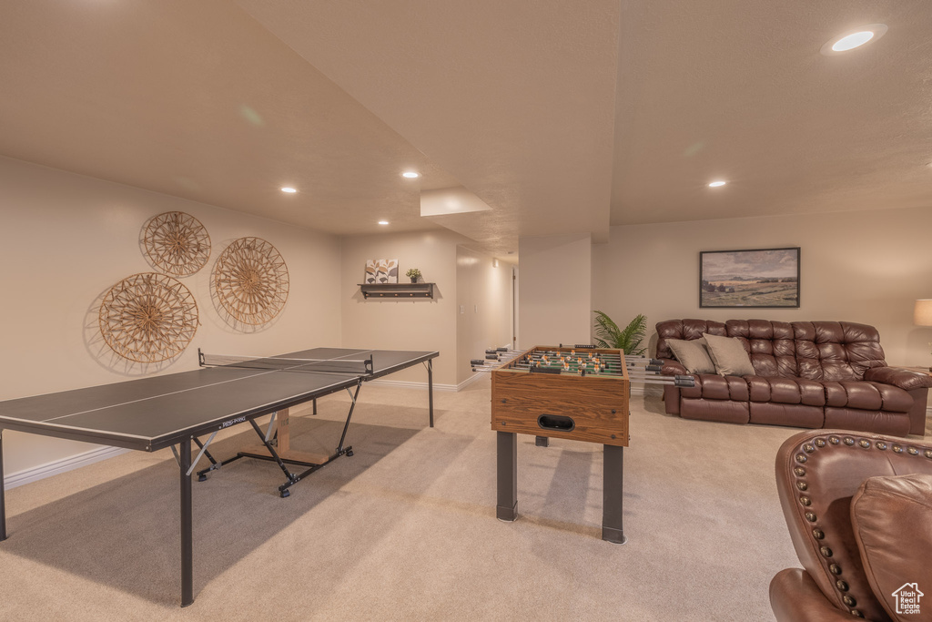 Recreation room with light colored carpet