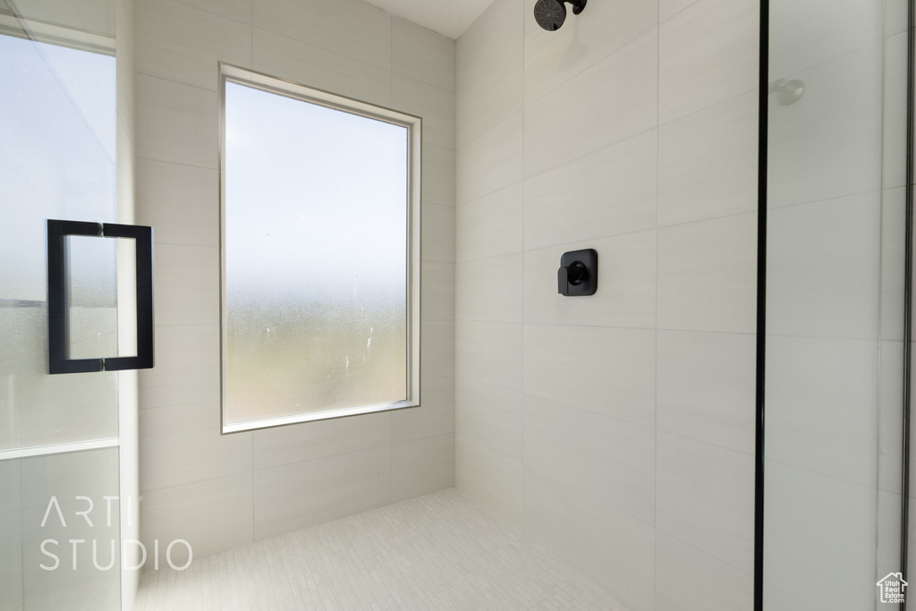 Bathroom featuring a tile shower