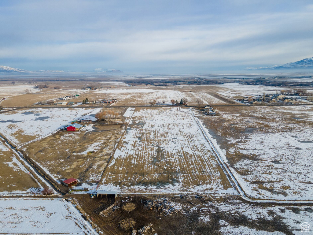 Snowy aerial view featuring a rural view