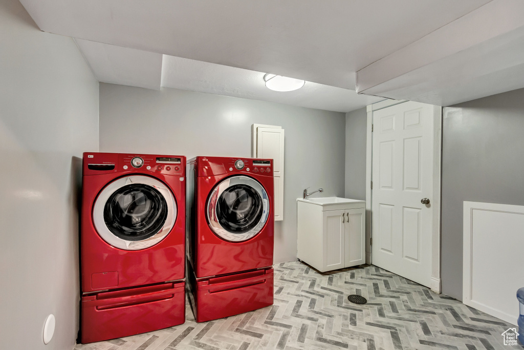 Laundry area featuring sink and independent washer and dryer