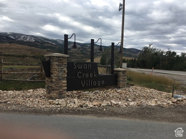 Community sign featuring a mountain view
