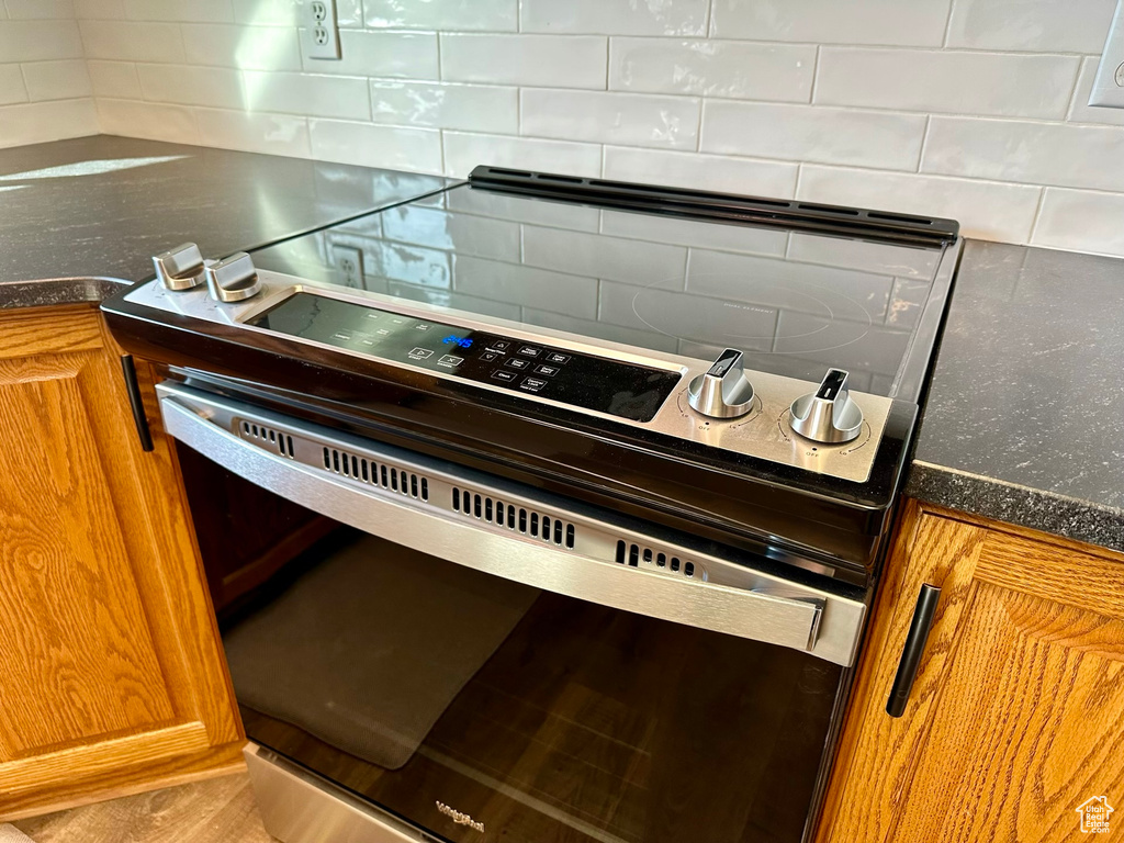 Details with range with electric stovetop