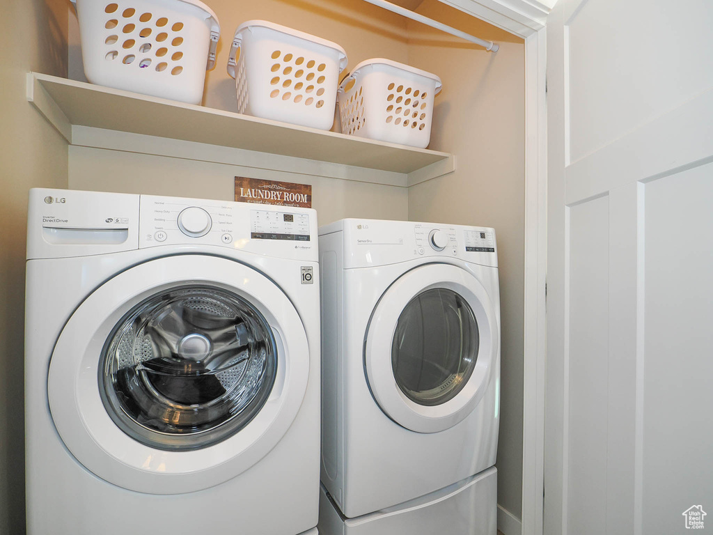 Clothes washing area with independent washer and dryer