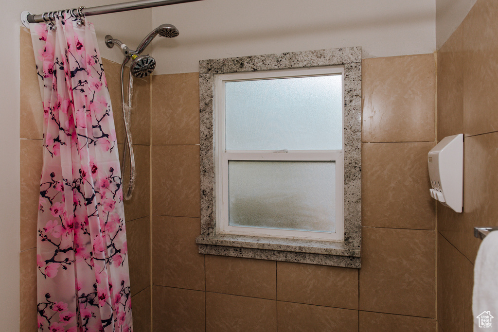 Interior space featuring a shower with curtain