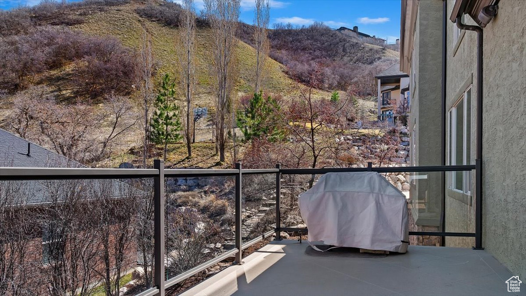 Balcony with a mountain view and area for grilling