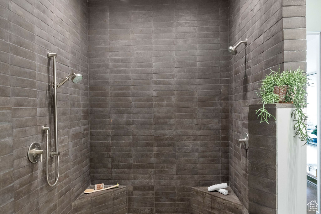Full bathroom featuring a tile shower