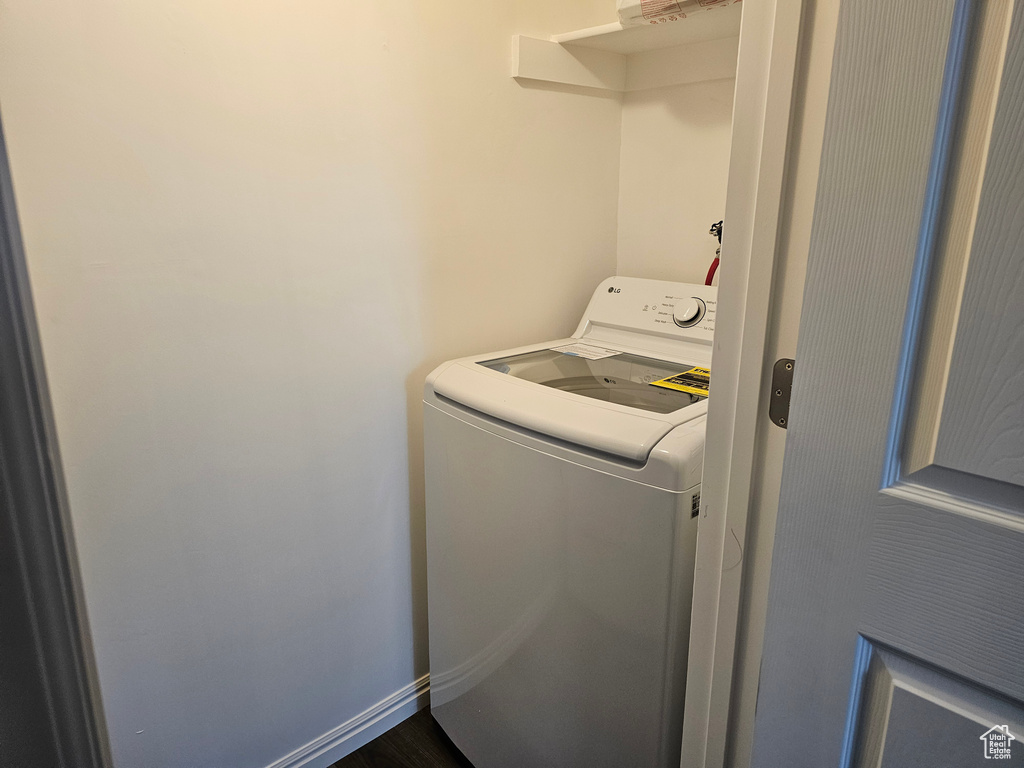 Laundry room with washer / dryer
