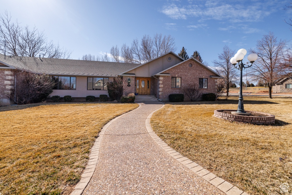 Ranch-style house with a front yard