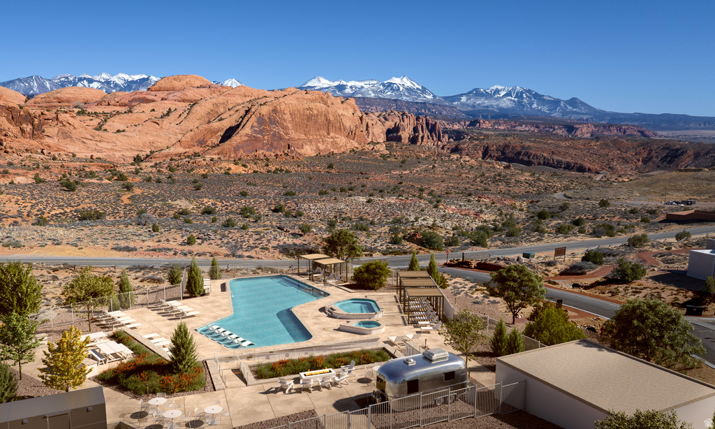 Bird's eye view of a pool and mountains