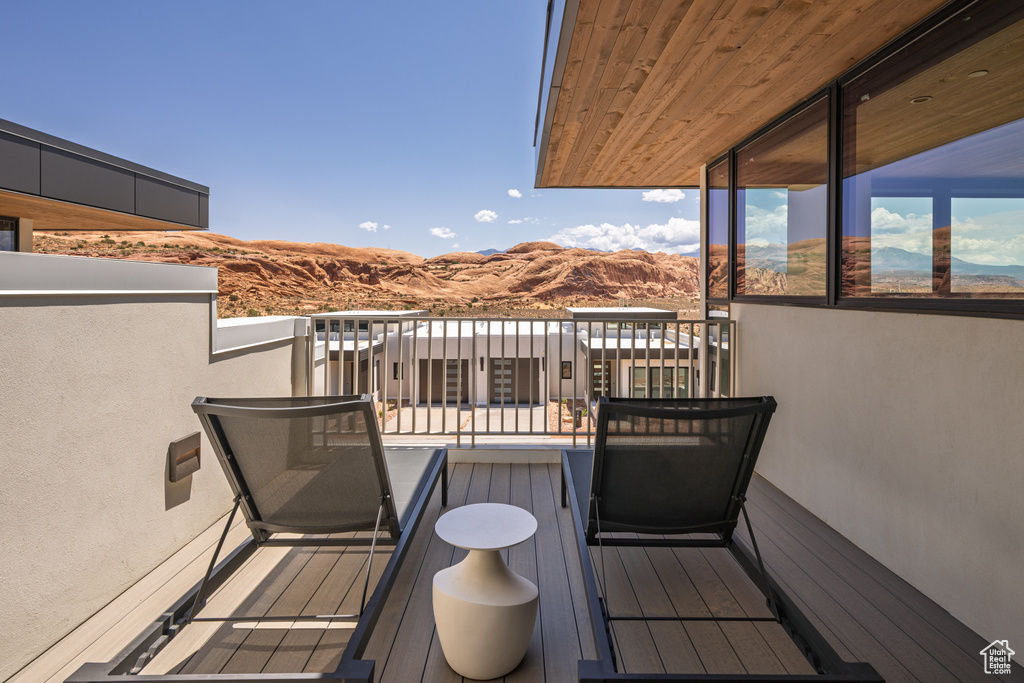 Balcony featuring a mountain view