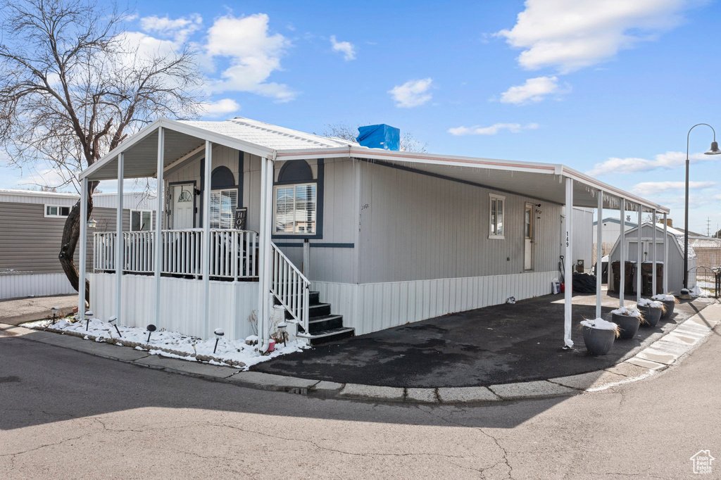 Manufactured / mobile home featuring a carport