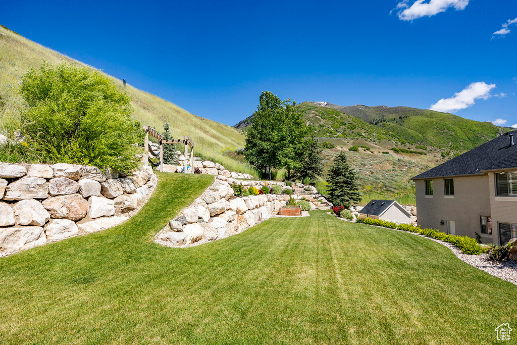 View of yard featuring a mountain view